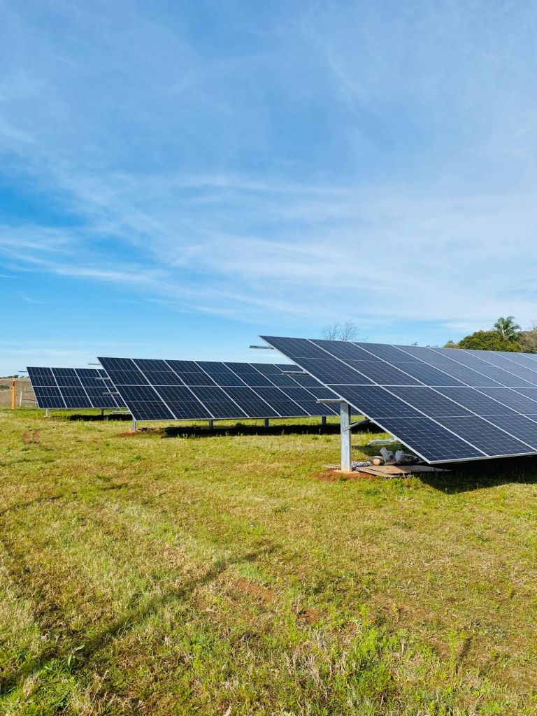 Usina solar em campo