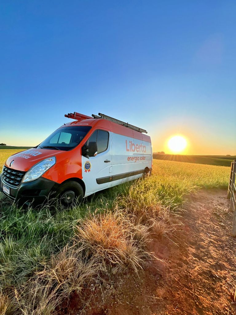 Van Liberta Energia Solar ao pôr do sol